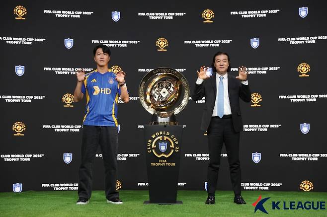 프로축구 울산 HD 김판곤감독과 김영권이 지난 6일 경기도 성남 네이버 1784 사옥에서 열린 국제축구연맹(FIFA) 클럽 월드컵 트로피 공개 행사에서 포즈를 취하고 있다. 한국프로축구연맹 제공