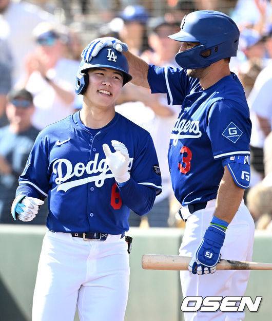 [OSEN=이대선 기자] LA 다저스 김혜성이 좌월 솔로 홈런을 친 뒤 크리스 테일러의 축하를 받고 있다. 2025.03.02 / sunday@osen.co.kr