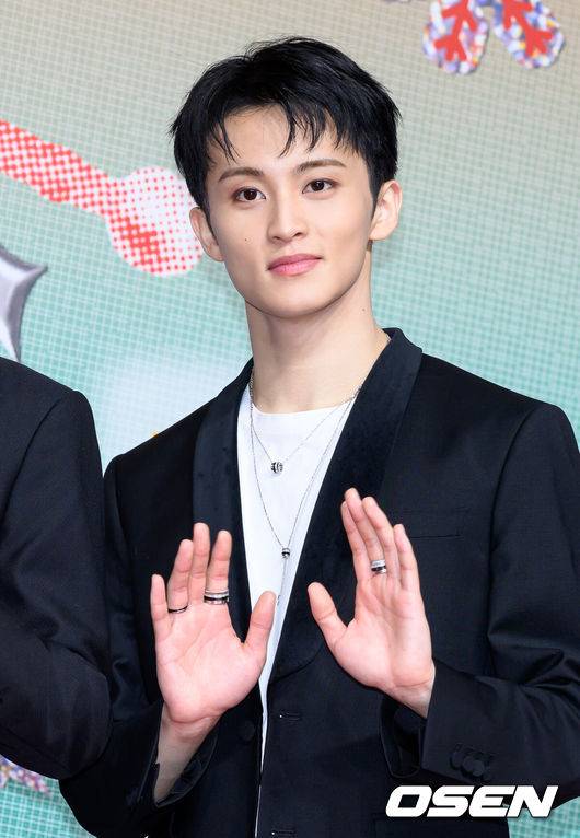 [OSEN=이대선 기자] 25일 오후 인천 중구 인스파이어 리조트 그랜드 볼룸에서 2024 SBS 가요대전 레드카펫 행사가 열렸다.이번 ‘가요대전’에는 8년 만에 돌아온 지드래곤을 비롯해 키(KEY), 2NE1, NCT 127, NCT DREAM, Stray Kids (스트레이 키즈), (여자)아이들, ATEEZ(에이티즈), WayV, ITZY, 투모로우바이투게더, 이영지, CRAVITY, TREASURE(트레저), aespa, ENHYPEN(엔하이픈), IVE, NMIXX, LE SSERAFIM, 뉴진스(NewJeans), BOYNEXTDOOR, ZEROBASEONE, 라이즈(RIIZE), TWS 투어스), NCT WISH, 아일릿(ILLIT), BABYMONSTER, NEXZ, izna(이즈나)까지 총 29팀이 출연한다.그룹 NCT 127 마크가 레드카펫을 밟고 있다. 2024.12.25 /sunday@osen.co.kr