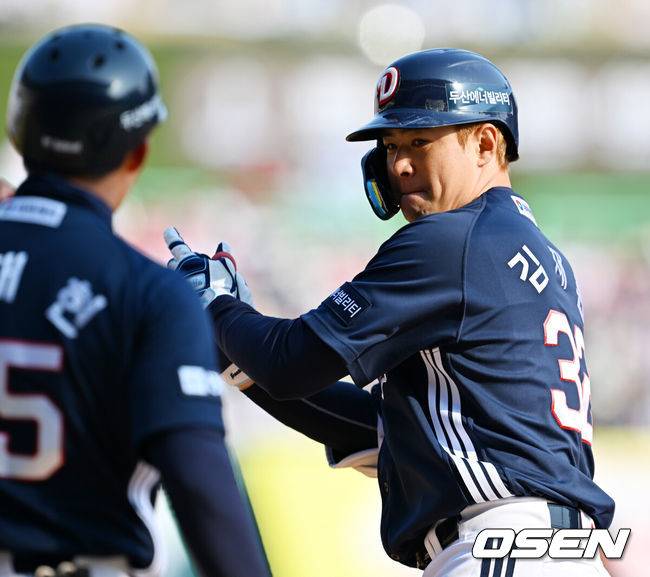 [OSEN=인천, 민경훈 기자] 22일 인천 SSG랜더스필드에서 ‘2025 신한 SOL BANK KBO리그’ SSG 랜더스와 두산 베어스의 개막경기가 열렸다.이날 홈팀 SSG은 앤더슨을, 어웨이팀 두산은 콜어빈을 선발투수로 내세웠다.6회초 2사 주자 1,2루 두산 김재환이 우익수 왼쪽 1타점 적시타를 때린 후 1루에서 기뻐하고 있다. 2025.03.22 / rumi@osen.co.kr