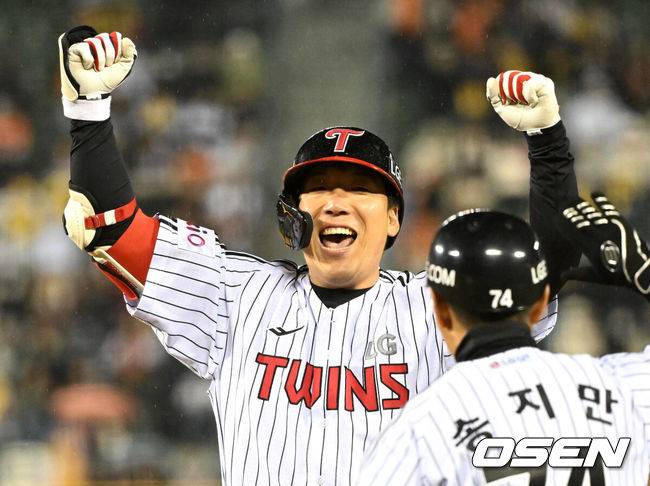 [OSEN=잠실, 이대선 기자] 27일 오후 서울 잠실야구장에서 2025 신한 SOL Bank KBO리그 LG 트윈스와 한화 이글스의 경기가 열렸다.LG는 송승기, 한화는 문동주를 선발 투수로 내세웠다.8회말 2사 만루에서 LG 김현수가 2타점 적시타를 치고 환호하고 있다. 2025.03.27 /sunday@osen.co.kr