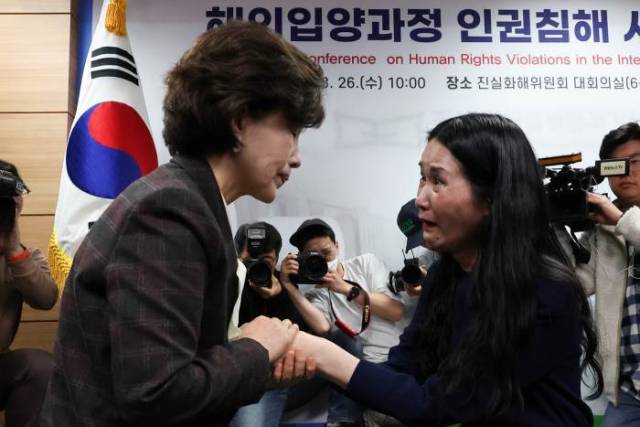 ▲박영선 위원장에게 좀더 적극적인 진상 규명을 호소하고 있는 입양인 김유리 씨. ⓒ프레시안