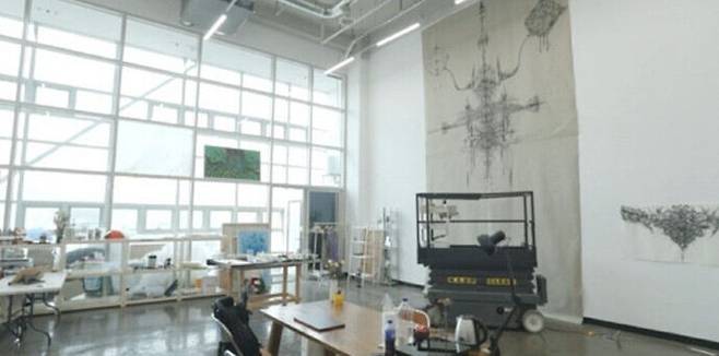 육준서가 40cm 길이의 중안부를 줄이기 위해 마사지를 하고 있다고 밝혔다. MBC '전지적참견시점' 제공