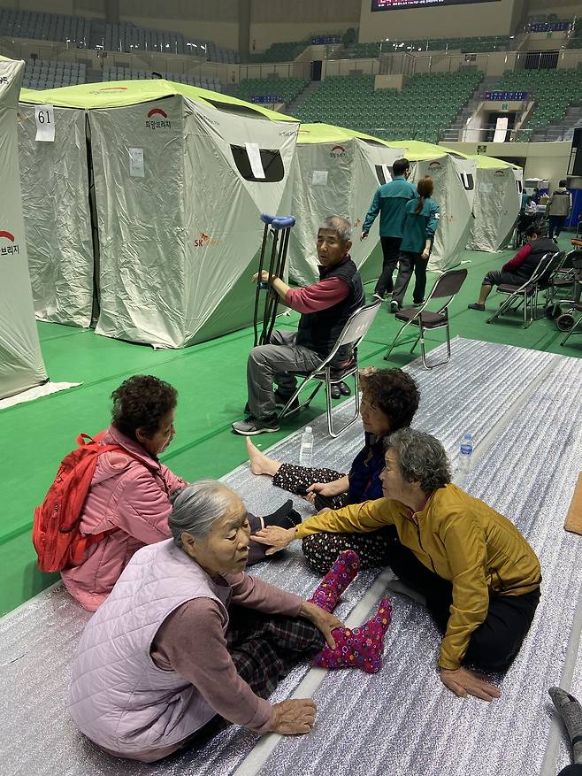 27일 안동체육관에 산불 이재민들이 모여 서로를 다독이고 있다.
