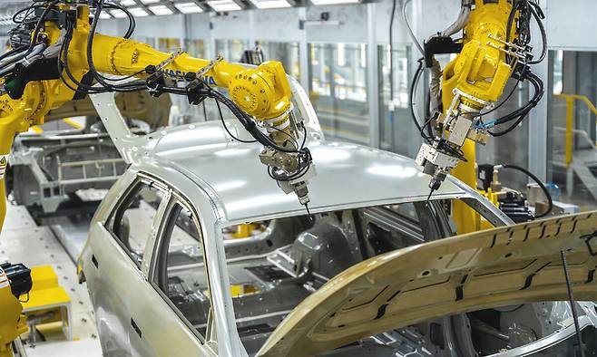 현대차그룹이 26일(현지시간) 미국 조지아주 엘라벨(Ellabell)에 위치한 ‘현대자동차그룹 메타플랜트 아메리카(Hyundai Motor Group Metaplant America, HMGMA)’의 준공식을 개최했다. 사진은 HMGMA에서 아이오닉5가 생산되는 모습. 현대차그룹 제공