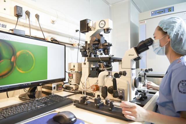 강남차병원 여성의학연구소 연구진이 난임환자 치료의 정밀도를 높이기 위해 특수 편광현미경으로 정밀검사를 하고 있다. 사진 제공=강남차병원