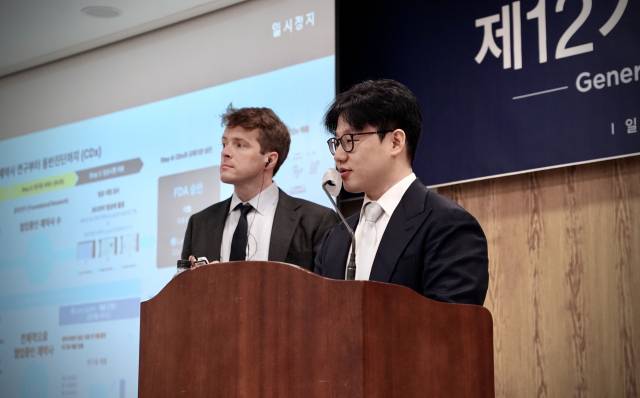 서범석(오른쪽) 루닛 대표와 켄 네스미스 루닛 CBO가 27일 서울 강남구 캠코양재타워에서 열린 제12기 정기주주총회에서 인사말을 하고 있다. 사진제공=루닛