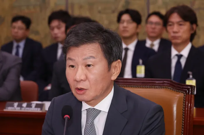 정몽규 대한축구협회장이 지난해 9월 24일 서울 여의도 국회에서 열린 문화체육관광위원회 전체회의에 출석, 의원 질의에 답하고 있다. 연합뉴스