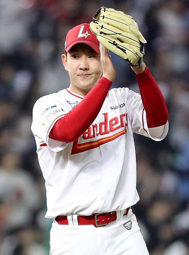 ▲ 비시즌 치열하게 노력한 송영진은 더 공격적인 승부와 안정적인 제구력으로 한 단계 성장했음을 보여줬다 ⓒSSG랜더스