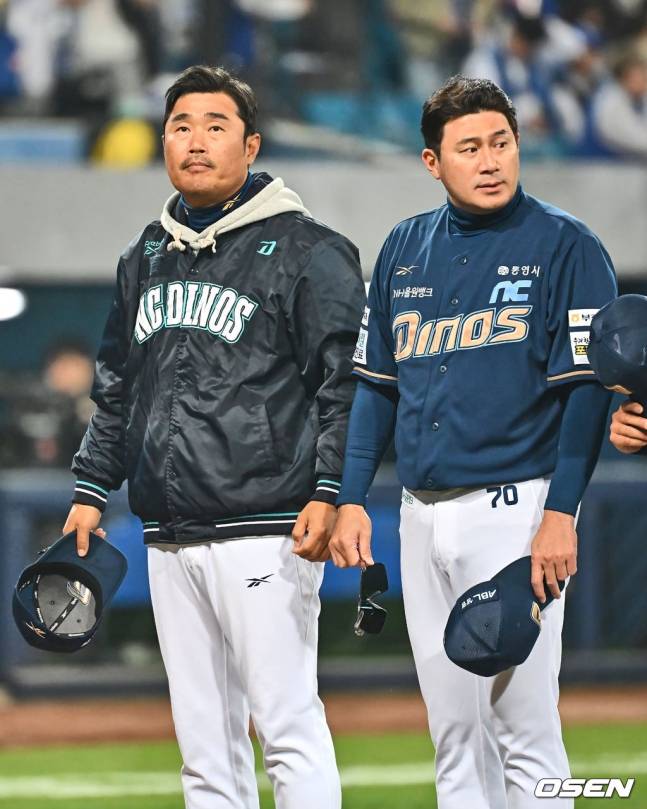 NC 이호준 감독(왼쪽)과 서재응 수석코치가 26일 대구 삼성전 승리 후 팬들에게 인사하고 있다.