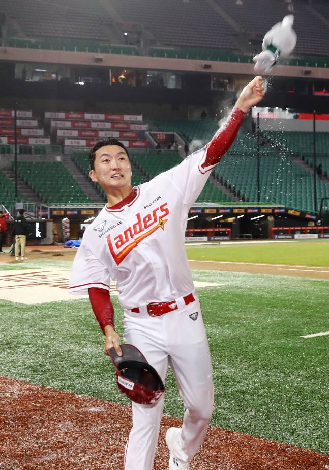 김건우가 승리 기념 인형을 관중들에게 던져주고 있다. /사진=SSG 랜더스 제공