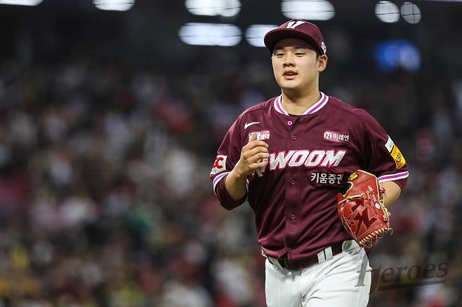 26일 오후 광주-KIA챔피언스필드에서 열린 '2025 신한 SOL Bank KBO리그' 키움 히어로즈와 KIA 타이거즈의 경기, 키움 선발 정현우가 5이닝 8피안타 7사사구 4탈삼진 6실점 4자책으로 승리투수가 됐다. 키움 히어로즈