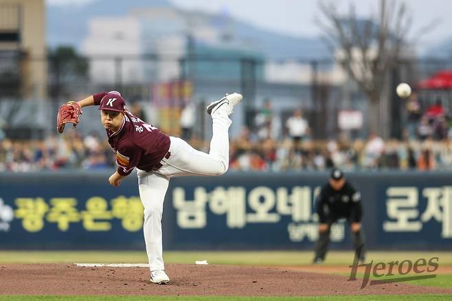 26일 오후 광주-KIA챔피언스필드에서 열린 '2025 신한 SOL Bank KBO리그' 키움 히어로즈와 KIA 타이거즈의 경기, 키움 선발 정현우가 5이닝 8피안타 7사사구 4탈삼진 6실점 4자책으로 승리투수가 됐다. 키움 히어로즈