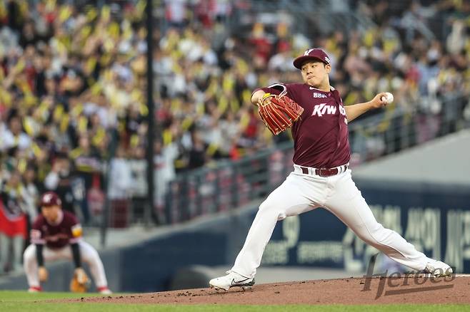 26일 오후 광주-KIA챔피언스필드에서 열린 '2025 신한 SOL Bank KBO리그' 키움 히어로즈와 KIA 타이거즈의 경기, 키움 선발 정현우가 5이닝 8피안타 7사사구 4탈삼진 6실점 4자책으로 승리투수가 됐다. 키움 히어로즈