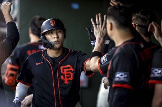 샌프란시스코 자이언츠 외야수 이정후의 개막 엔트리 승선이 사실상 확정됐다. 이정후 이탈시 대안으로 꼽혔던 맥크레이가 마이너리그행 통보를 받은 까닭이다. 미국 현지 매체들은 이정후의 2025시즌 활약상에 대한 기대감을 높이고 있다. AP 연합뉴스