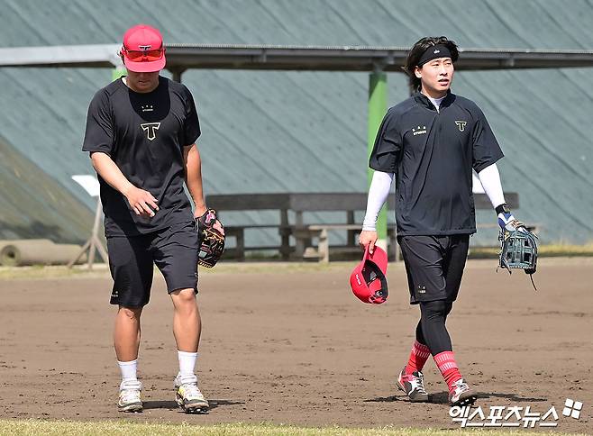 3일 오후 일본 오키나와 킨 구장에서 열리는 KT 위즈와 KIA 타이거즈의 연습경기, 펑고 훈련을 마친 KIA 김도영과 박찬호가 구장을 나서고 있다. 엑스포츠뉴스 DB