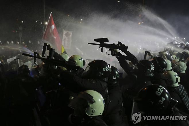 튀르키예 반정부 시위대에 고무총 쏘는 경찰 [AP 연합뉴스 자료사진. 재판매 및 DB 금지]