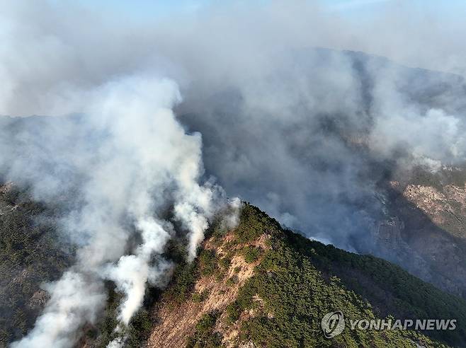 연기 피어오르는 주왕산 (청송=연합뉴스) 김도훈 기자 = 26일 산불이 번진 경북 청송군 주왕산에서 연기가 피어오르고 있다. 2025.3.26 superdoo82@yna.co.kr