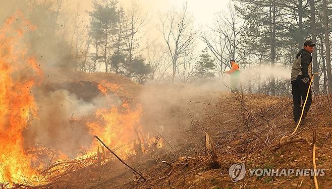 산불 진화작업 벌이는 의용 소방대원 (영양=연합뉴스) 김도훈 기자 = 26일 경북 영양군 입암면 방전리 야산에서 입암면 의용소방대원이 산불 진화 작업을 벌이고 있다. 2025.3.26 superdoo82@yna.co.kr