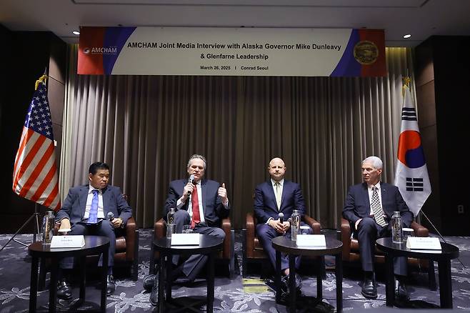 마이크 던리비 알래스카 주지사 방한 인터뷰  사진은 왼쪽부터 제임스 김 암참 회장, 마이크 던리비 알래스카 주지사, 브렌던 듀발 글렌파른 그룹 CEO, 프랭크 리차드 AGDC 사장. 2025.3.26.[암참 제공. 재판매 및 DB 금지]