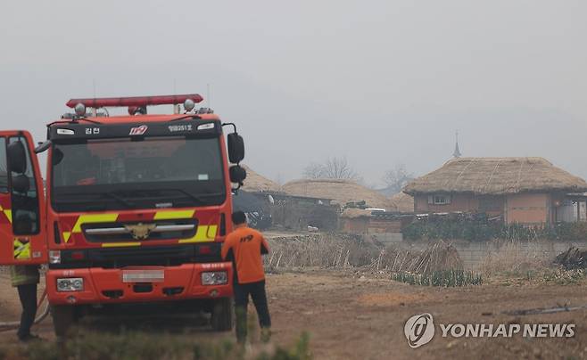 세계유산 하회마을 보호하는 소방관들 (안동=연합뉴스) 천경환 기자 = 27일 산불 연기로 뒤덮인 안동 하회마을에서 소방관들이 순찰을 돌고 있다. 2025.3.27 kw@yna.co.kr