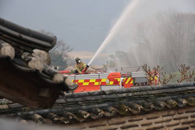 병산서원에 물 뿌리는 소방관 [촬영 황수빈]