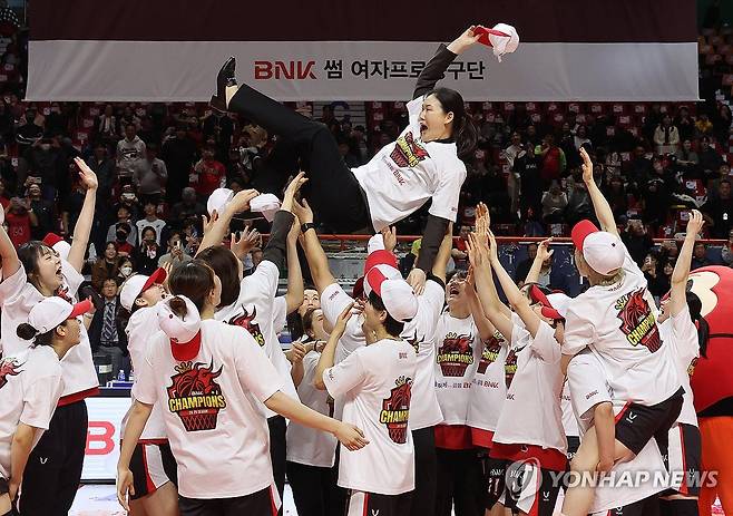 우승 헹가래 (부산=연합뉴스) 강선배 기자 = 여자 프로농구 부산 BNK 썸이 20일 부산 사직체육관에서 열린 챔피언결정 3차전에서 우리은행을 꺾고 우승했다. BNK 선수들이 박정은 감독 헹가래를 치며 즐거워하고 있다. 2025.3.20 sbkang@yna.co.kr