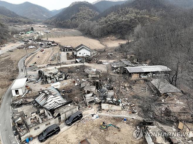 화마가 지나간 자리 (의성=연합뉴스) 김도훈 기자 = 27일 경북 의성군 점곡면 사촌리의 한 마을 집들이 전날 번진 산불에 타 무너져 있다. 2025.3.27 superdoo82@yna.co.kr