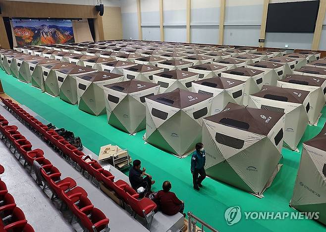 산불 피해 주민을 위한 텐트 (청송=연합뉴스) 김도훈 기자 = 26일 경북 청송군 청송읍 청송국민체육센터에 설치된 대피소에 산불 피해 주민들을 위한 개별 텐트가 설치돼 있다. 2025.3.26 superdoo82@yna.co.kr