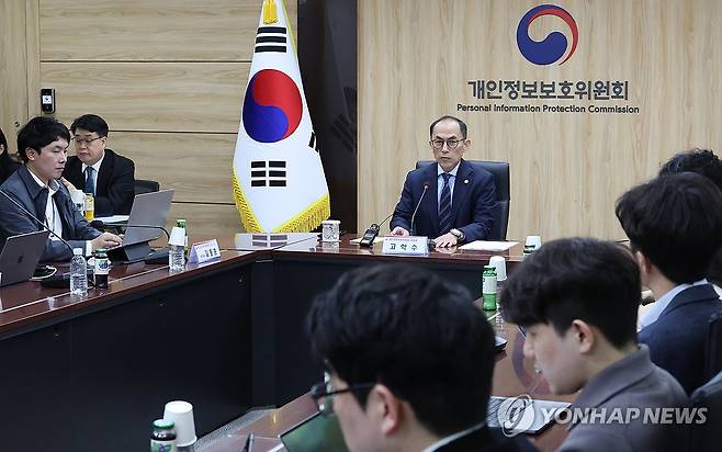 기자간담회 하는 고학수 위원장 (서울=연합뉴스) 최재구 기자 = 고학수 개인정보보호위원회 위원장이 27일 서울 종로구 정부서울청사에서 출입기자단 정례브리핑을 하고 있다. 2025.3.27 jjaeck9@yna.co.kr