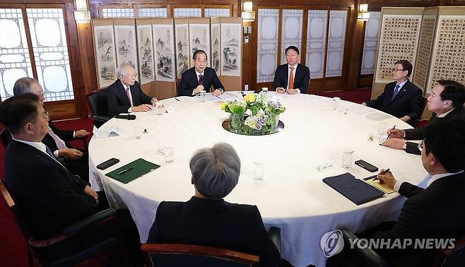 한덕수 권한대행, 경제6단체 간담회 주재 (서울=연합뉴스) 홍해인 기자 =한덕수 대통령 권한대행 국무총리가 27일 서울 종로구 총리공관에서 열린 경제6단체 간담회를 주재하고 있다. 2025.3.27 [대통령실통신사진기자단] hihong@yna.co.kr