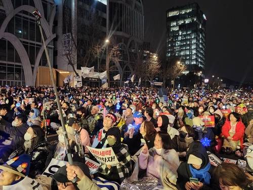 이승환 공연 보는 탄핵촉구 집회 참가자들 [촬영 이율립]