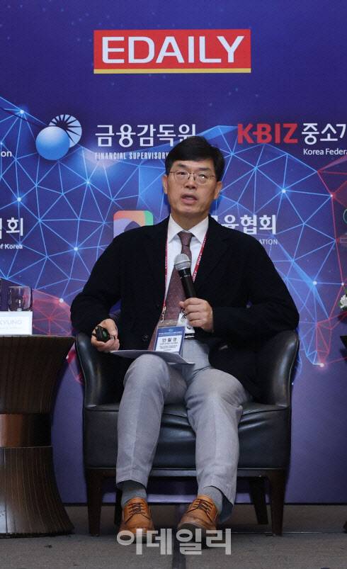 안철경 보험연구원장이 28일(현지시간) 오전 베트남 하노이 랜드마크72에서 열린 이데일리 IBFC 세션1에서 발언하고 있다. (사진=노진환 기자)