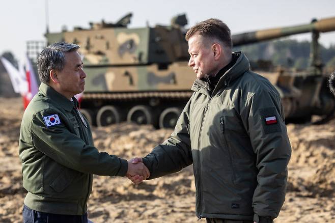 이종섭(왼쪽) 전 국방부 장관이 지난해 2월 폴란드 토룬 포병사격장에서 K9 자주포 시험사격을 참관한 뒤 마리우슈 부아쉬착 폴란드 부총리 겸 국방부 장관과 악수를 나누고 있다.(사진=AFP)