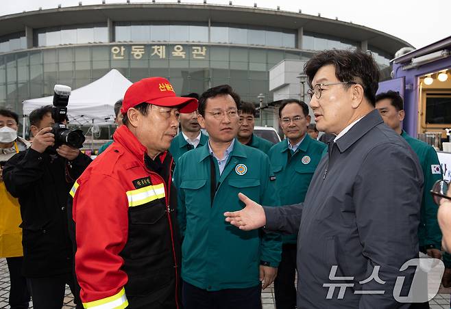 권성동 국민의힘 원내대표가 27일 오후 경북 안동시 안동체육관에 마련된 산불 이재민 대비소를 찾아 권기창 안동시장과 대화를 하고 있다. 2025.3.27/뉴스1 ⓒ News1 이재명 기자