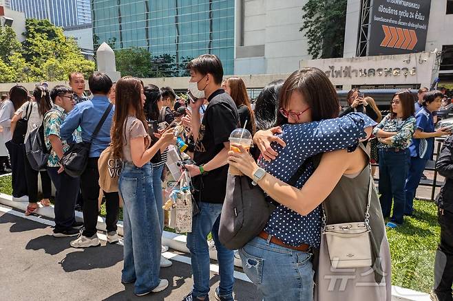 미얀마에서 28일(현지시간) 규모 7.7의 강진이 발생한 후 태국 방콕의 한 건물 앞에 사람들이 모여 있다. 2025.3.28./뉴스1 ⓒ AFP=뉴스1 ⓒ News1 이창규 기자