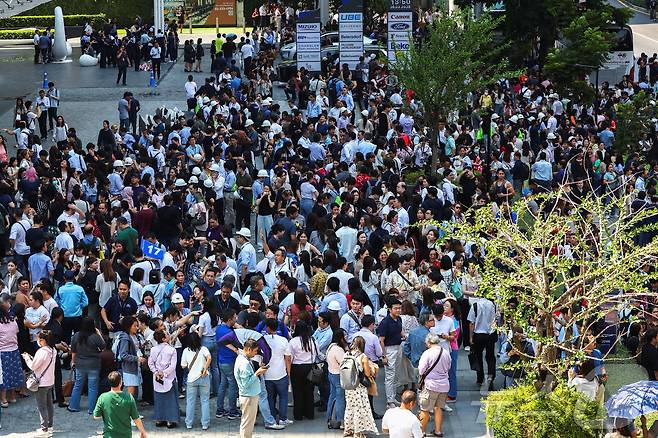 미얀마 중부에서 28일(현지시간) 규모 7.7의 강진이 발생해 태국 방콕 시민들이 거리로 모여들었다. 2025.3.28./뉴스1 ⓒ 로이터=뉴스1 ⓒ News1 이창규 기자