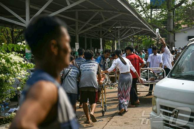 28일(현지시간) 미얀마 중부에서 7.7 강진이 발생한 가운데 수도 네피도의 한 병원 부지에서 의료진이 부상자들을 옮기고 있다. 2025.03.28 ⓒ AFP=뉴스1 ⓒ News1 최종일 선임기자