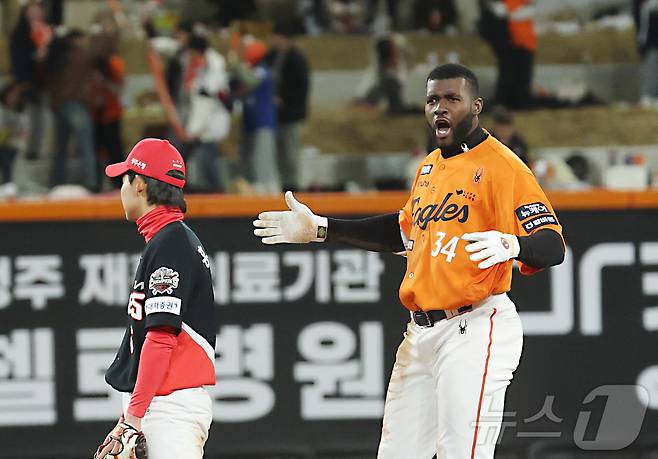 28일 대전 한화생명볼파크에서 열린 '2025 신한 SOL 뱅크 KBO리그' 한화 이글스와 기아 타이거즈 경기에 7회말 한화 플로리얼이 2사 만루에서 2타점 2루타를 치며 환호하고 있다. 2025.3.28/뉴스1 ⓒ News1 김기남 기자