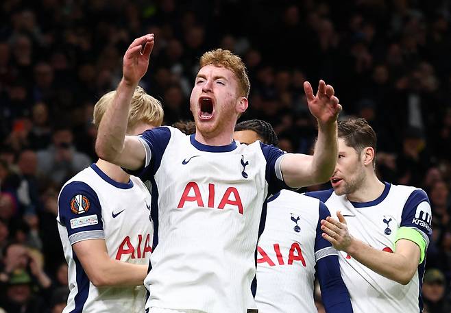 토트넘이 데얀 클루셉스키를 다른 팀에게 빼앗길 수도 있다. 토트넘 감독이었던 안토니오 콘테가 클루셉스키를 나폴리로 데려오려고 하다는 소식이다. 팀의 에이스이자 멀티플레이어인 클루셉스키의 이탈은 토트넘에게 치명적일 수 있다. 엔제 포스테코글루 토트넘 감독의 팀에 없어서는 안 될 선수로 분류된다. <저작권자 ⓒ 연합뉴스. 무단 전재 재배포 금지, AI 학습 및 활용 금지>