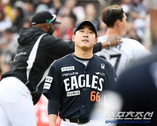 23일 수원 KT위즈파크에서 열린 한화-KT전. 11회말 1사 1, 2루 배정대에게 끝내기 안타를 허용한 주현상이 아쉬워하고 있다. 수원=정재근 기자 cjg@sportschosun.com/2025..3.23/