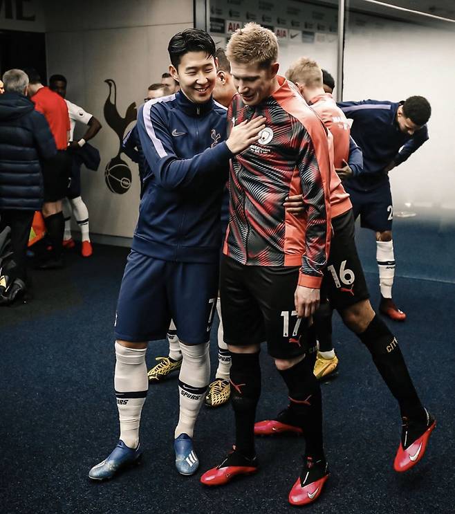 [스포츠조선 강우진 기자]잉글랜드 프리미어리그(EPL)의 한 시대를 대표하는 손흥민과 케빈 더브라위너가 오랜 기간 함께한 자신의 팀과 이별을 앞두고 있다. 영국 TBR풋볼은 27일(한국시각) '축구에서 한 시대를 대표하는 레전드 선수를 떠나보내는 것은 결코 쉬운 일이 아니다'라며 손흥민과 토트넘의 이별이 다가왔음을 전했다.사진=SNS