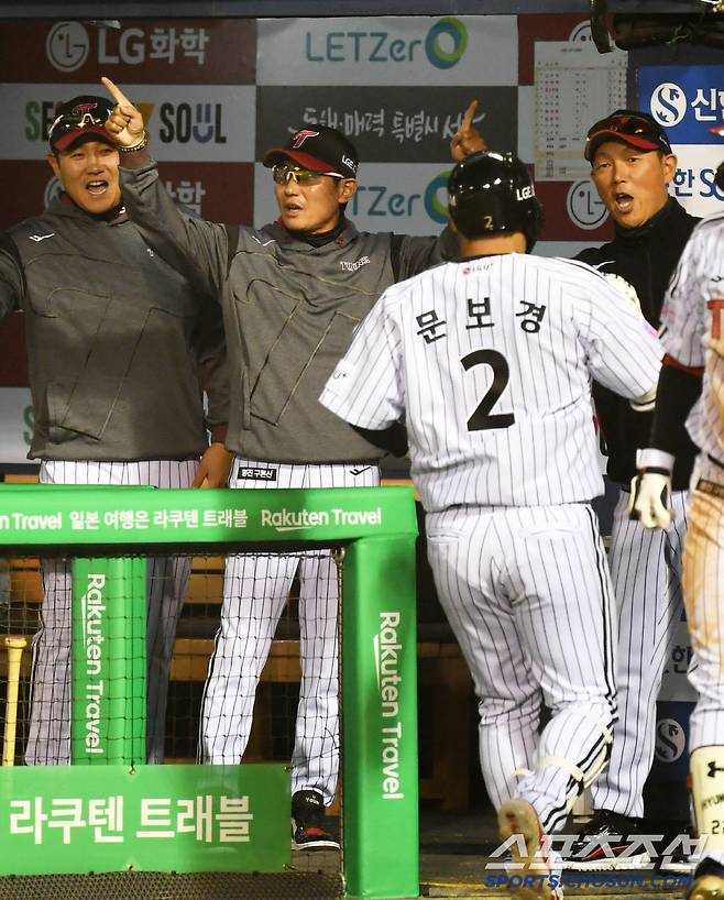 문보경의 홈런 타구를 가리킨 염경엽 감독.