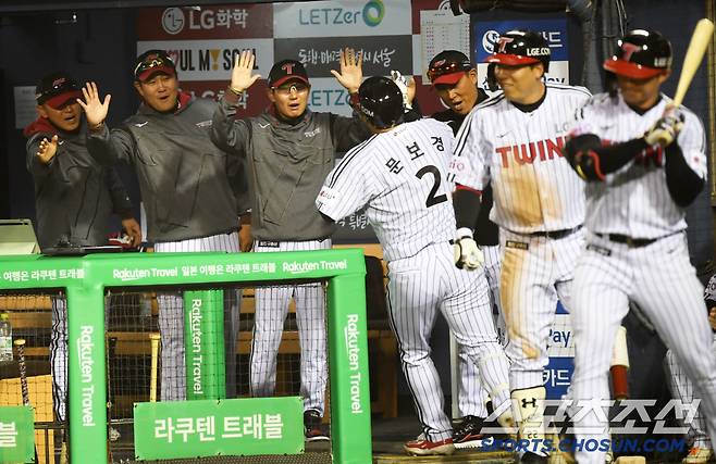 염경엽 감독과 코치진은 홈런 타자 문보경을 반겼다.