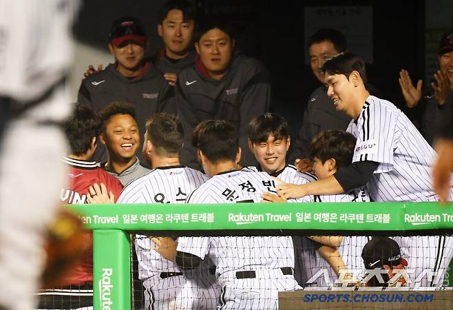 짓궂은 장난도 잠시 동료들은 문보경과 다시 홈런 세리머니를 함께했다.