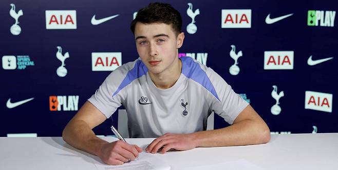 토트넘 성골 유스 로니 몽커가 28일(한국시각) 토트넘과 정식 프로계약을 맺었다. 토트넘 홈페이지 캡쳐