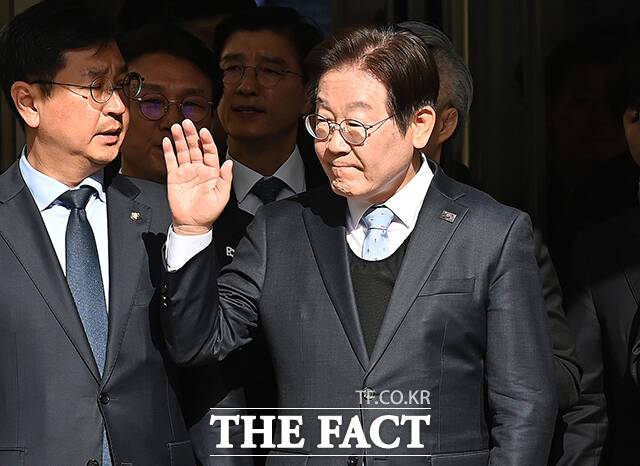 항소심에서 무죄 선고를 받은 이재명 더불어민주당 대표가 26일 오후 서울 서초구 서울고등법원에서 열린 공판을 마친 뒤 환호하는 지지자들을 향해 손을 흔들고 있다. /사진공동취재단