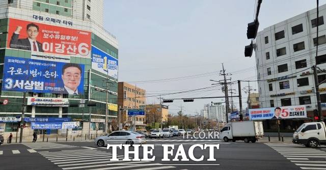 27일 서울 구로구 일대에 4·2 구로구청장 보궐선거에 출마한 후보들의 현수막이 걸려있다. /구로구=서다빈 기자