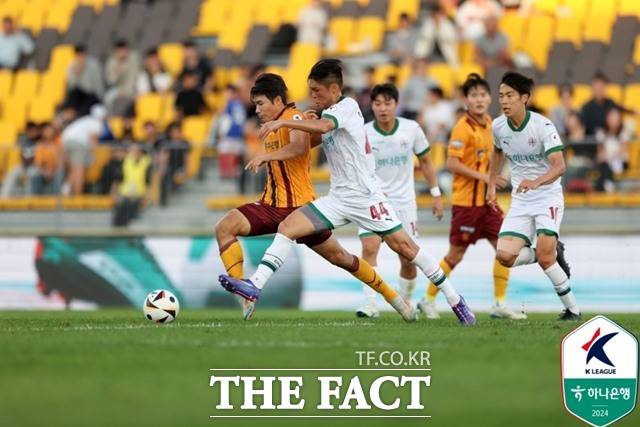 2025시즌 개막과 함께 돌풍을 일으키고 있는 황선홍 감독의 대전과 시도민구단의 새역사를 쓴 이정효 감독의 광주가 29일 시즌 첫 맞대결을 펼쳐 관심을 끌고 있다./K리그