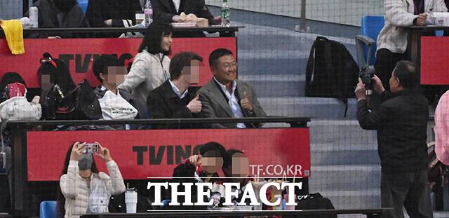 부부가 자녀와 함께 관계자와 기념촬영을 하고 있다.